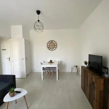 Апартаменты Grand Deux Pieces Au Pied Du Parc Du Chateau